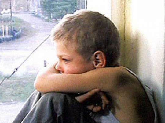 Морила голодом і тримала в собачій клітці: в Австрії судять матір, яка знущалася над 12-річним сином