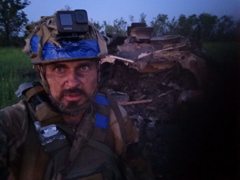 «Нашу машину підбили, але ми з екіпажем змогли вилізти»: Олег Сенцов ледь не загинув у бою (фото)