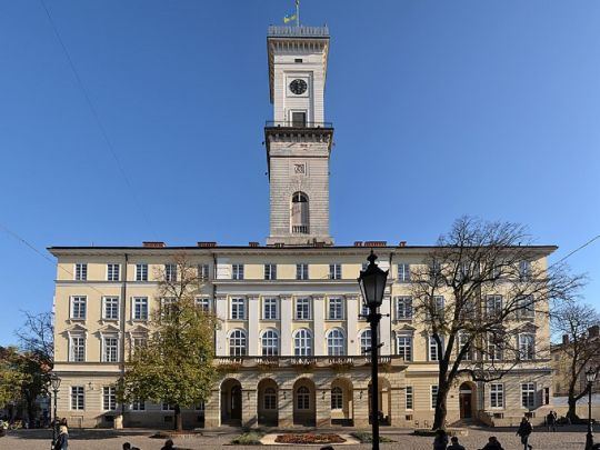У Львові працюють маріупольські радники, це частина політичного впливу Ахметова — ЗМІ