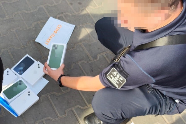 Наживался на ввозе новых смартфонов: инспектора Одесской таможни будут судить за коррупцию