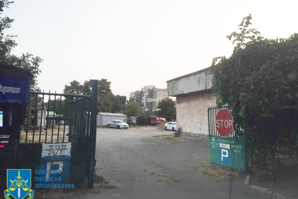 Землю педуниверситета в Одессе незаконно использовали под платную парковку