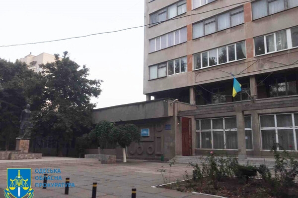 Землю педуниверситета в Одессе незаконно использовали под платную парковку