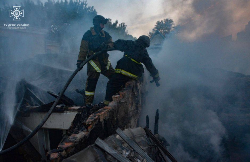 Росіяни всю ніч та ранок обстрілювали Херсон: серед поранених — поліцейські (фото, відео)