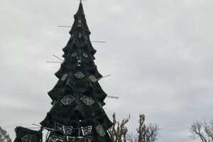 В центре Одессы установили новогоднюю елку (фото, видео)