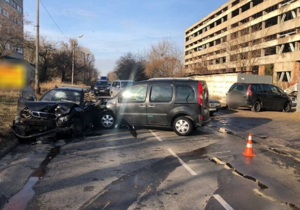 На Житомирской произошло тройное ДТП: есть пострадавшие