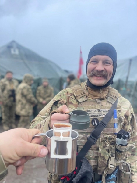 Як солдату не замерзнути й не промокнути в окопах, коли там по пояс води: лайфхаки від медика, який став військовим