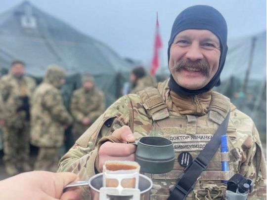 Як солдату не замерзнути й не промокнути в окопах, коли там по пояс води: лайфхаки від медика, який став військовим