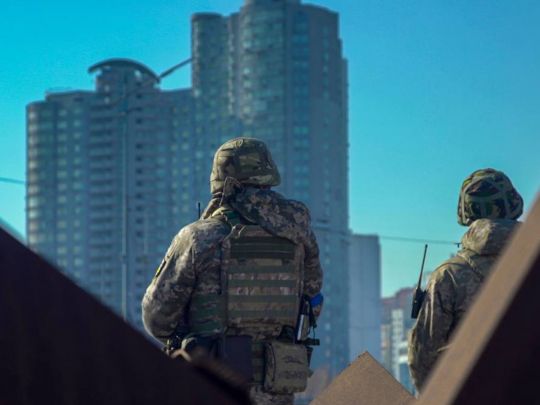 «Війна не закінчилася»: в Києві розгортають блокпости та перевіряють транспорт — названо причину
