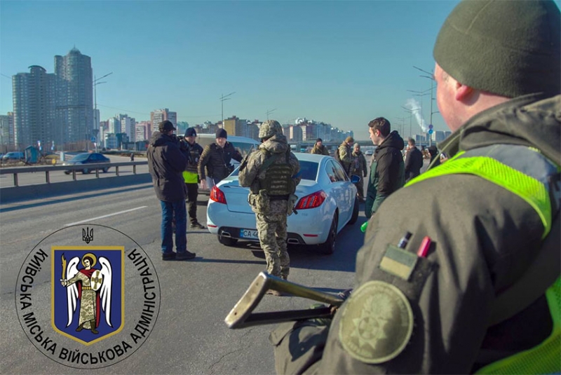 «Війна не закінчилася»: в Києві розгортають блокпости та перевіряють транспорт — названо причину