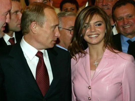 Звільнили з-під «домашнього арешту»: на публіці коханка путіна виглядала похмурою