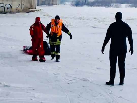 До лікарні не довезли: на Дніпрі біля Південного мосту у Києві сталася трагедія (фото, відео)