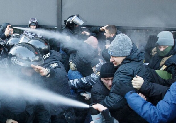Разрешение на спецсредства для разгона митингов в Украине: миф или реальность