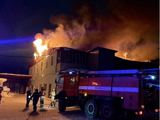 Країна-агресор знову у вогні: у свердловську потужно горить склад, а під ярославлем дрон атакував НПЗ