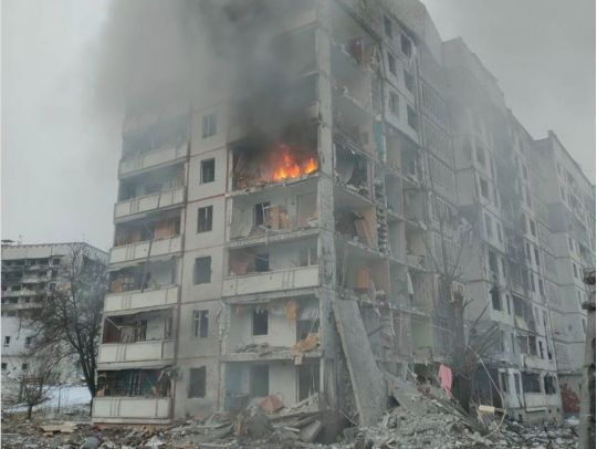 У Харкові з-під завалів дістали тіло загиблої жінки: кількість жертв ракетного удару збільшилась