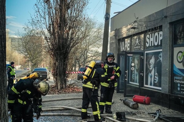 В Киевском районе Одессы вспыхнул пожар в торговом павильоне: подробности