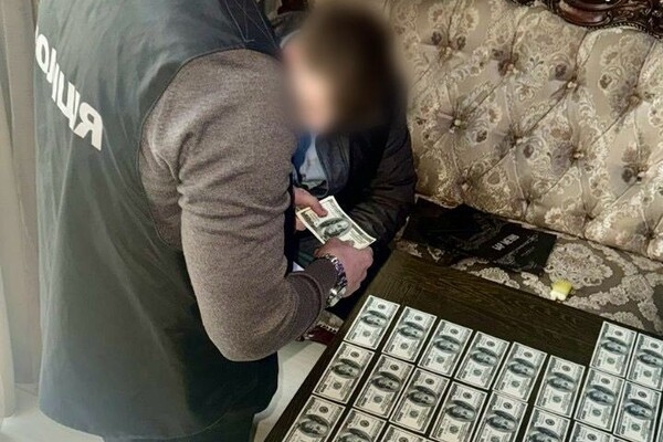 В Одессе прямо в ресторане задержали депутата райсовета, который взял взятку (видео)