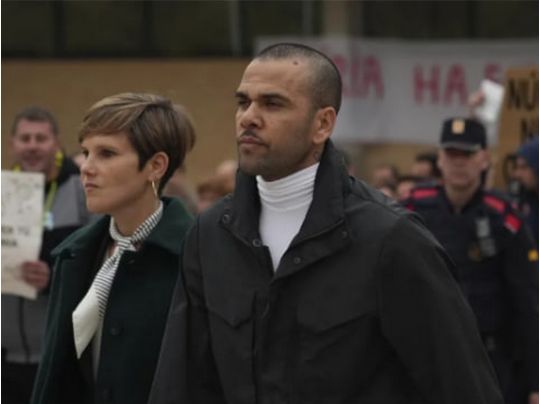 Найтитулованіший футболіст світу за мільйон вийшов із в'язниці: перші миті на волі (відео)