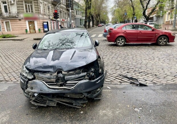 В центре Одессы на тротуаре сбили девочку: в каком состоянии ребенок