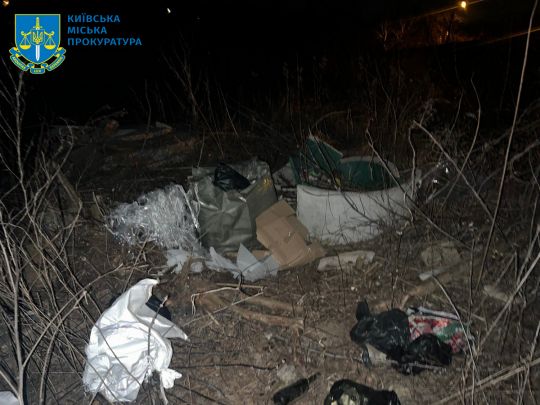 У прокуратурі розкрили «таємницю» появи десятків урн із прахом на одній із вулиць Києва (фото)