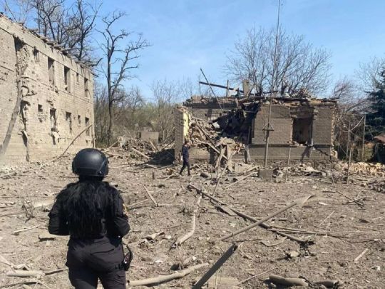 Ворог потужно вдарив по Костянтинівці: зруйновано десятки будинків, під завалами шукають людей (фото)