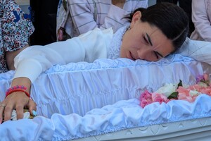 В Одессе состоялось прощание с четырехлетней Златой, погибшей от российского удара