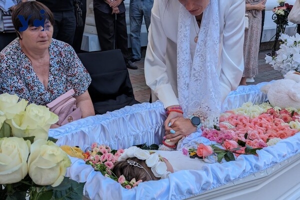 В Одессе состоялось прощание с четырехлетней Златой, погибшей от российского удара