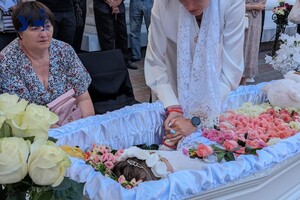 В Одессе состоялось прощание с четырехлетней Златой, погибшей от российского удара