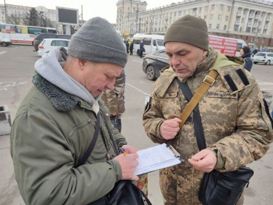 Це надовго: експерт про те, скільки ще чоловіків «пакуватимуть» до бусиків на вулицях