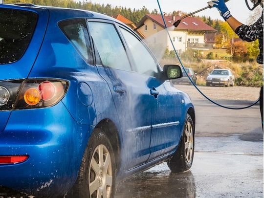 Головне — у тіні та теплою водою: основні правила миття автівки влітку