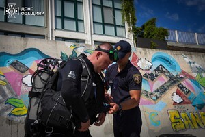 В Одессе 20-летнюю полицейскую из Ровно смыло волной в море: девушку ищут спасатели