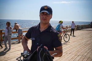 В Одессе 20-летнюю полицейскую из Ровно смыло волной в море: девушку ищут спасатели