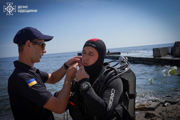 В Одессе 20-летнюю полицейскую из Ровно смыло волной в море: девушку ищут спасатели