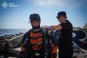 В Одессе 20-летнюю полицейскую из Ровно смыло волной в море: девушку ищут спасатели
