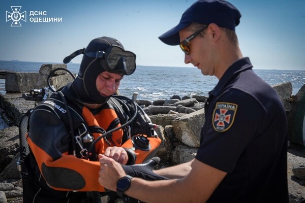 В Одессе 20-летнюю полицейскую из Ровно смыло волной в море: девушку ищут спасатели