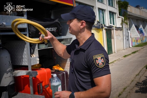 В Одессе 20-летнюю полицейскую из Ровно смыло волной в море: девушку ищут спасатели