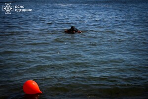 В Одессе 20-летнюю полицейскую из Ровно смыло волной в море: девушку ищут спасатели
