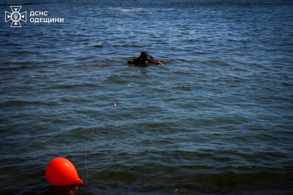 В Одессе 20-летнюю полицейскую из Ровно смыло волной в море: девушку ищут спасатели