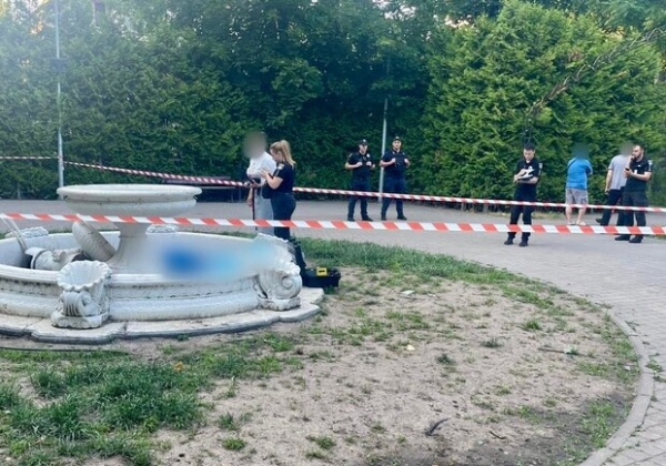 В Одессе фонтан обрушился на двух подростков: один из мальчиков погиб
