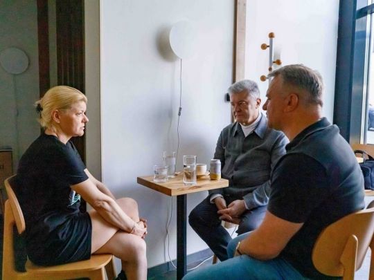 «Це недоречно!»: Порошенко на зустрічі із захисниками шокував своїм вбранням