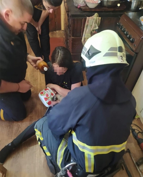 На Волині рятувальники позбавили дворічну дитину від… каструлі на голові (фото)