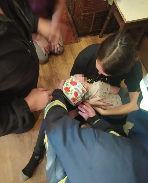 На Волині рятувальники позбавили дворічну дитину від… каструлі на голові (фото)