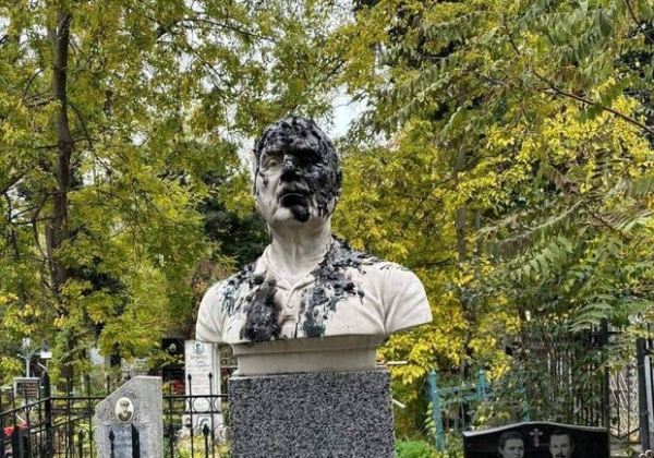 В Одессе испортили памятник Юрию Булгакову: вероятно, перепутали с писателем 