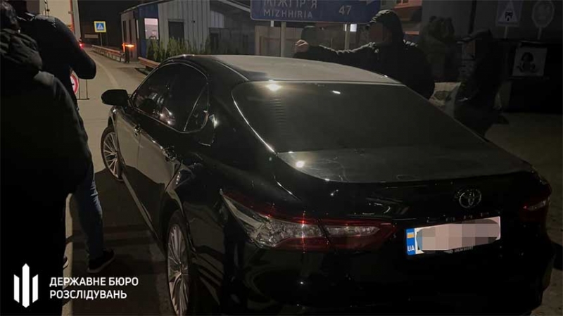 Переправляв ухилянтів до ЄС за 10 тисяч доларів: столичному правоохоронцю повідомили про підозру