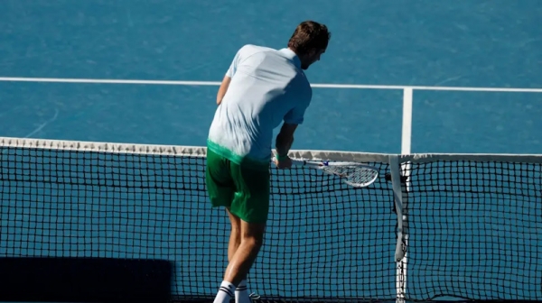 Медведев получил штраф за неспортивное поведение на Australian Open 