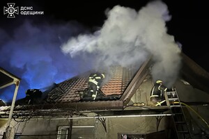 В Одесской области горели контейнеры на авторынке и жилой дом: последствия возгораний