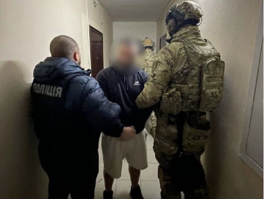 Прикидались бійцями Інтернаціонального легіону та обкрадали житло заможних киян: у Києві затримали банду «домушників»