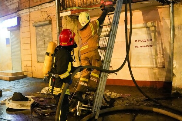 В центре Одессы горела квартира: спасли женщину и кота