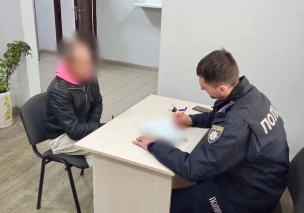 В Одесской области пьяный мужчина разгуливал в полицейской одежде: ситуацию прокомментировали правоохранители