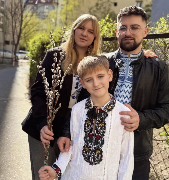 Буженина з медово-гірчичним соусом до Великодня: відомий співак поділився ексклюзивним сімейним рецептом