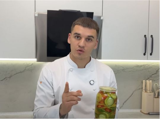 «Дуже смачний рецептик» від Івана Янюка: кисло-солодкі огірочки, які швидко готуються і мають неперевершений смак